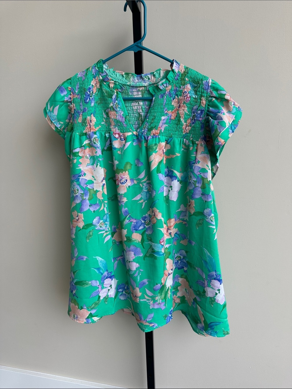 Womenโs green floral top size XL